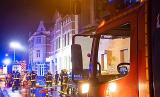 Die Retter der Feuerwehr hatten am 26. Januar eine bewusstlose Frau aus ihrer brennenden Wohnung geholt. - Mike-Dennis Müller / www.mdm.photo