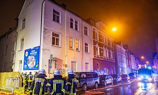 Im Wohnzimmer der betroffenen Wohnung fanden die Feuerwehrleute die Frau. - Mike-Dennis Müller