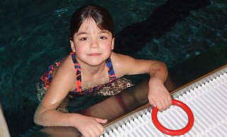Amara Bräutigam im Schwimmer-Becken des Atoll mit einem ihrer beliebten Schwimmerringe. - Karsten Schulz