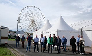 Der Ausschuss für den Blasheimer Markt tagte am Sonntag auf dem Festgelände. Der Rundgang über das Gelände führte auch am Riesenrad vorbei, dem Wahrzeichen des Blasheimer Marktes. - Kirsten Tirre