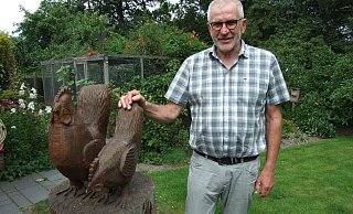 Wilfried Windhorst in seinem privaten Garten in der Altgemeinde vor seiner Holzskulptur. Im Hintergrund ist der große Hühnerstall zu sehen - die Zucht ist eine große Leidenschaft von Windhorst. - Karsten Schulz