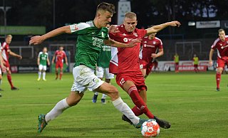 Aleksandar Kandic (l.) vom FC Gütersloh und Leon van der Veen von Victoria Clarholz treffen, anders als geplant, mit ihren Verein nicht an diesem Wochenende aufeinander. - Jens Dünhölter