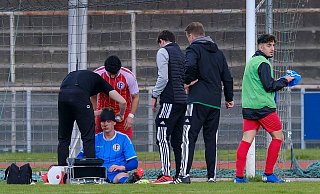 Fichtes Keeper Yannis Schwarzer musste auf dem Platz erstversorgt und dann ins Krankenhaus gebracht werden. - Andreas Zobe
