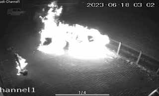 Brennend rennt der Brandstifter (l.) von dem Fahrzeug weg, dass er soeben mit einem Knall entzündet hat. Den Kanister hat er hier noch in der Hand. Kurze Zeit später verliert er seinen Schuh. - privat