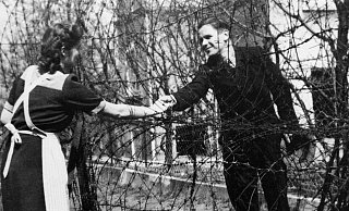Die Liebe durch den Stacheldraht zeigt fotomäßig wohl am besten, wie es vielen Menschen damals gegangen ist. - Stadtarchiv