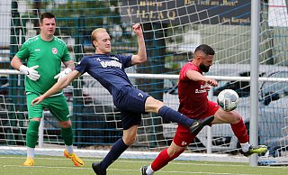 Fußball-Landesliga: SV Eidinghausen-Werste - RW Kirchlengern 5:0. Packendes Duell: Hier der dreifachje SVEW-Torschütze Sven Redetzky (links) gegen Yusuf Tumani. - Egon Bieber