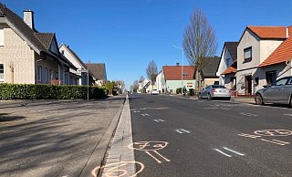 Die Unfallstelle am Tag danach. Die Tatortarbeit vor Ort hat deutliche Spuren auf der Oberen Talstraße hinterlassen. - Jobst Lüdeking