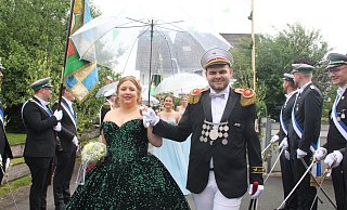 Dem Sandebecker Königspaar Niels Otto und Carina Razlaw machen auch ein paar Regentropfen nichts aus. - Burkhard Battran