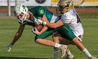 Die Bulldogs trainieren wieder draußen. So heftig geht es allerdings noch nicht zur Sache. Foto: Andreas Zobe - Foto: Andreas Zobe/NW