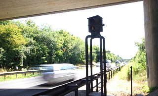 Der bislang einzige feste Blitzer im Bünder Land: Die Radarkontrolle an der B239 - unter der Fiemerstraße - in Kirchlengern. - Niklas Krämer