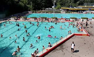 Steigen die Temperaturen, setzen die Freizeitbetriebe der Stadtwerke Herford in ihren Freibädern, wie hier im Kleinen Felde, auch auf Security. - Frank-Michael Kiel-Steinkamp