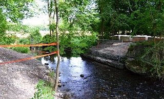 Über Nacht war die behelfsmäßig errichtete Holzbrücke über die Thune wieder abgerissen worden. Foto: Lena Henning - Lena Henning