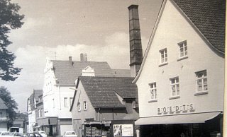 Die Familie Boedts prägte über Jahre, hier eine Aufnahme aus dem Jahr 1970, mit ihrem Lebensmittelgeschäft und der Brennerei den Bürener Marktplatz. Das Bild der Innenstädte hat sich im gesamten Kreisgebiet massiv verändert. - Stadtarchiv/Heimatverein Büren