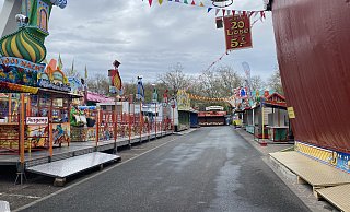 Vor einem Fahrgeschäft auf der Lunapark-Kirmes war es im Jahr 2023 zu einer Auseinandersetzung gekommen. Dabei war ein Schausteller durch einen Messerstich verletzt worden. (Archivbild) - Archiv: Marc Schröder