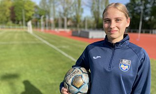Beim DFB-Länderpokalturnier 2022 wurde die Gütersloherin Merle Hokamp als beste Spielerin ihres Jahrgangs ausgezeichnet. - Christian Geisler