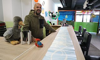 Halil Solugan mit dem Schriftzug von der „Kinderwelt Beverungen“, der noch draußen angebracht wird. - Simone Flörke