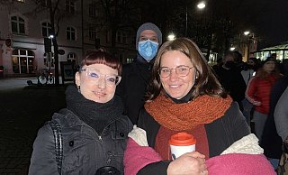 Impfheldinnen: Laura und Caroline harrten fünf Stunden auf dem Siggi aus. In den Bechern ist übrigens nur Tee. - Heimo Stefula