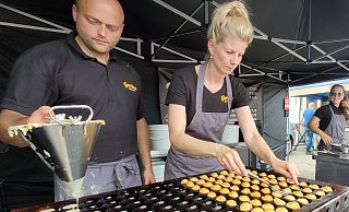 Kenny und Meike Geelen waren im vergangenen Jahr dabei und servierten den Besuchern Poffertjes. - Gerald Dunkel