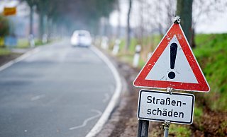 Straßenschäden gibt es in Löhne reichlich. Jetzt präsentiert die Stadt einen Plan, um die Wege wieder besser befahrbar zu machen. - Christoph Schmidt