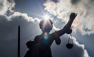 Bei einer Hausdurchsuchung in Gohfeld entdeckten Polizisten ein illegales Gewehr samt Munition. Der 58-jährige Besitzer musste sich deshalb vor Gericht verantworten. - Verwendung Weltweit