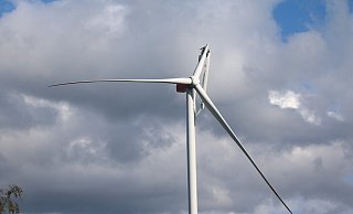 Noch immer fliegen kleine Partikel durch die Luft, die Sicherheitskräfte raten Schaulustigen daher dringend davon ab, sich der Unfallstelle zu nähern. - Thorsten Heß