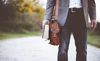 Derzeit herrscht akuter Lehrermangel und viele Schulen haben mit massivem Unterrichtsausfall zu kämpfen. Trotzdem wurde der Vertrag eines Lehrers an einer Schule in Enger nicht verlängert. - (Symbolbild): Pixabay
