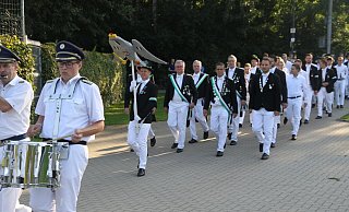 Marsch zum Vogelschießen. Mit dabei König Klaus Stork und die Jungschützen des Bürgerschützenverein. - Johannes Büttner