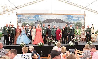 Viele ehemalige Könige und Königinnen nahmen am Schützenfest in Vinsebeck teil, bei dem es in diesem Jahr keinen neuen Regenten gab. - Uwe Müller