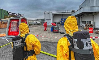 In sicheren Schutzanzügen: Einsatzkräfte des Erkundungs- und Dekontaminationszuges Kreis Höxter. - Feuerwehr Brakel