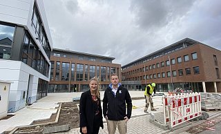 Laura Bünger, Pressesprecherin, und Patrick Bekemeier, Bauleiter, stehen vor dem neuen dreiteiligen Gebäudekomplex im neuen Quartier an der Heinrichstraße. Links haben die Lokalradios eine neue Heimat gefunden, rechts zieht das Jobcenter ein und im mittleren Gebäudeteil wird ab Frühsommer die NW-Redaktion die Lokalausgabe Bad Oeynhausen produzieren. - Nicole Sielermann Laura Bünger, Pressesprecherin, und Patrick Bekemeier, Bauleiter, stehen vor dem neuen dreiteiligen Gebäudekomplex im neuen Quartier an der Heinrichstraße. Links haben die Lokalradios eine neue Heimat gefunden, rechts zieht das Jobcenter ein und im mittleren Gebäudeteil wird ab Frühsommer die NW-Redaktion die Lokalausgabe Bad Oeynhausen produzieren. - Nicole Sielermann