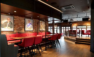 So sah das Wohnzimmer vor der Eröffnung aus - coronabedingt mit Spuckschutz-Wänden. - (Archivbild): Frank-Michael Kiel-Steinkamp