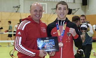 Festim Nimani präsentiert die Bronzemedaille von der U17-WM zusammen mit Vorwärts-Trainer Alexander Bich. - Peter Unger