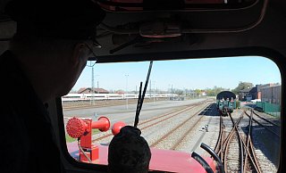 Während die historische Diesellok der Museumsbahn im Bahnhof Bohmte umsetzte, rauschte ein paar Gleise weiter der ICE von Hamburg über Osnabrück nach München durch Bohmte. - Joern Spreen-Ledebur