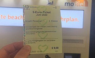 Das 9-Euro-Ticket gibt es auch an den Automaten von MoBiel. Es ist nur in der 2. Klasse gültig, der Name des Inhabers muss eingetragen werden. - Louis Lorge