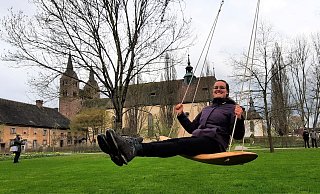 Mit Schwung in die Landesgartenschau: Meta Stiller, die in Höxter Landschaftsschaftsarchitektur studiert, nutzt kurz nach der Eröffnung um 9 Uhr die Chance, im Remptergarten die Baumschaukel auszuprobieren. - David Schellenberg