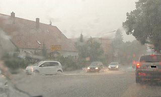 Der Regen nimmt am 17. August 2015 die Sicht: Die Aufnahme entstand an der überfluteten Leverner Straße in Stemwede. - Joern Spreen-Ledebur