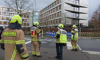 Der Bereich rund um die Baugrube vor dem Gebäude von dSpace wurde abgesperrt. - Feuerwehr