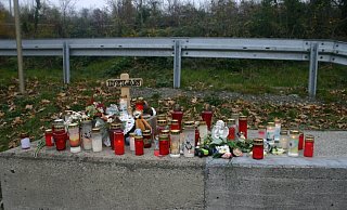 An der Stelle des tödlichen Unfalls in Brenken haben Menschen Kerzen aufgestellt sowie Blumen und Kuscheltiere abgelegt. - Johannes Büttner