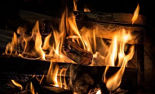 Das Feuerholz für den Kamin ist teuer geworden. - Pixabay (Symbolbild)