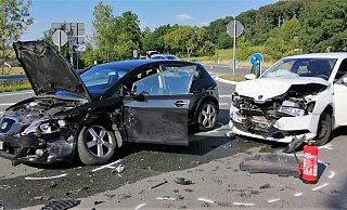 Die beiden Fahrzeuge wurden bei der Kollision schwer beschädigt. - Burkhard Battran