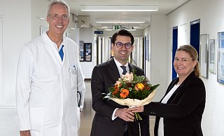 Professor Jan Kähler (Ärztlicher Direktor, v. l.), Professor Andreas Krieg und Maren Thäter (aus dem Vorstand des Klinikums). - Klinikum Herford