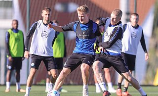 Beim Samstagstraining ging es bereits ordentlich zur Sache, wie man hier beim Zweikampf zwischen Mattes Hansen (mitte) und Kai Klefisch (r.) sehen kann. - Oliver Krato