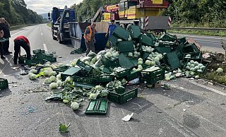 Nach einem misslungenen Überholversuch ist ein Gemüselaster auf der Autobahn A33 zwischen Osnabrück und Bielefeld umgekippt. - -
