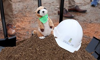 Das Maskottchen der Kinderklinik, Erdmännchen Eddi, war ein beliebtes Fotomotiv. - Frank-Michael Kiel-Steinkamp