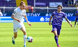 Filip Bilbija (l.), hier gegen den damaligen Osnabrücker Ludovit Reis, schoss am 30. Mai 2021 für den FC Ingolstadt ein extrem wichtiges Tor an der Bremer Brücke. Nun trifft er mit Paderborn erneut auf den VfL Osnabrück. - picture alliance