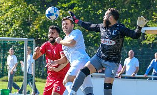 Heepens Marijo Pavlovic (Mitte) und die Türk Sportler Muhammet-Ali Özel (l.) und Keeper Deniz Savas versuchen den Ball zu spielen. - Andreas Zobe