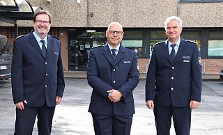 Begrüßung an der Polizeiwache Warburg (von links): Polizeidirektor Christian Brenski, Bezirksdienstbeamter Daniel Küting, Wachleiter Georg Arendes. - Polizei