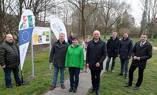 Ralf Zumbrock (vorne v. l.), Volker Karthaus, Birgit Hübner und Hans-Bernd Janzen haben gemeinsam mit (hinten v. l.) Uwe Jordan und Bürgermeisterin Ute Dülfer sowie den Bürgermeistern Uwe Gockel, Ulrich Berger und Burkhard Schwuchow den Altenau-Lehrpfad eingeweiht. - Uwe Müller
