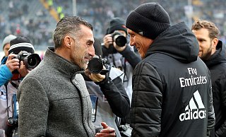 Man kennt sich: Thomas Stratos (l.) und Hannes Wolf 2019 bei einem Heimspiel des Hamburger SV. - Wolfgang Rudolf