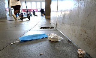 Nach Auffassung der Grünen lässt die Sauberkeit im Gebäude des Hauptbahnhofs zu wünschen übrig. Das Bahnhofsmanagement verweist hingegen auf tägliche Reinigung der Böden. - Andreas Frücht